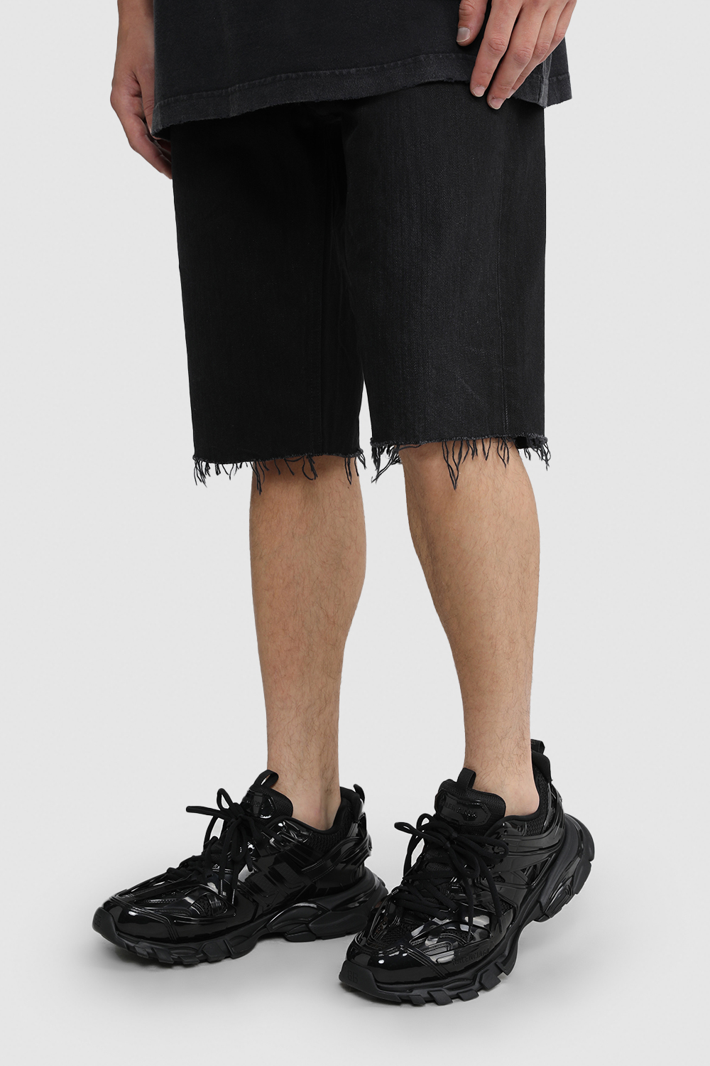 תמונת כל הלוק של נעלי סניקרס טראק